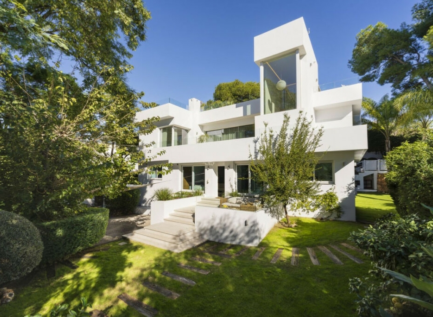 Resale - House -
Nueva Andalucía