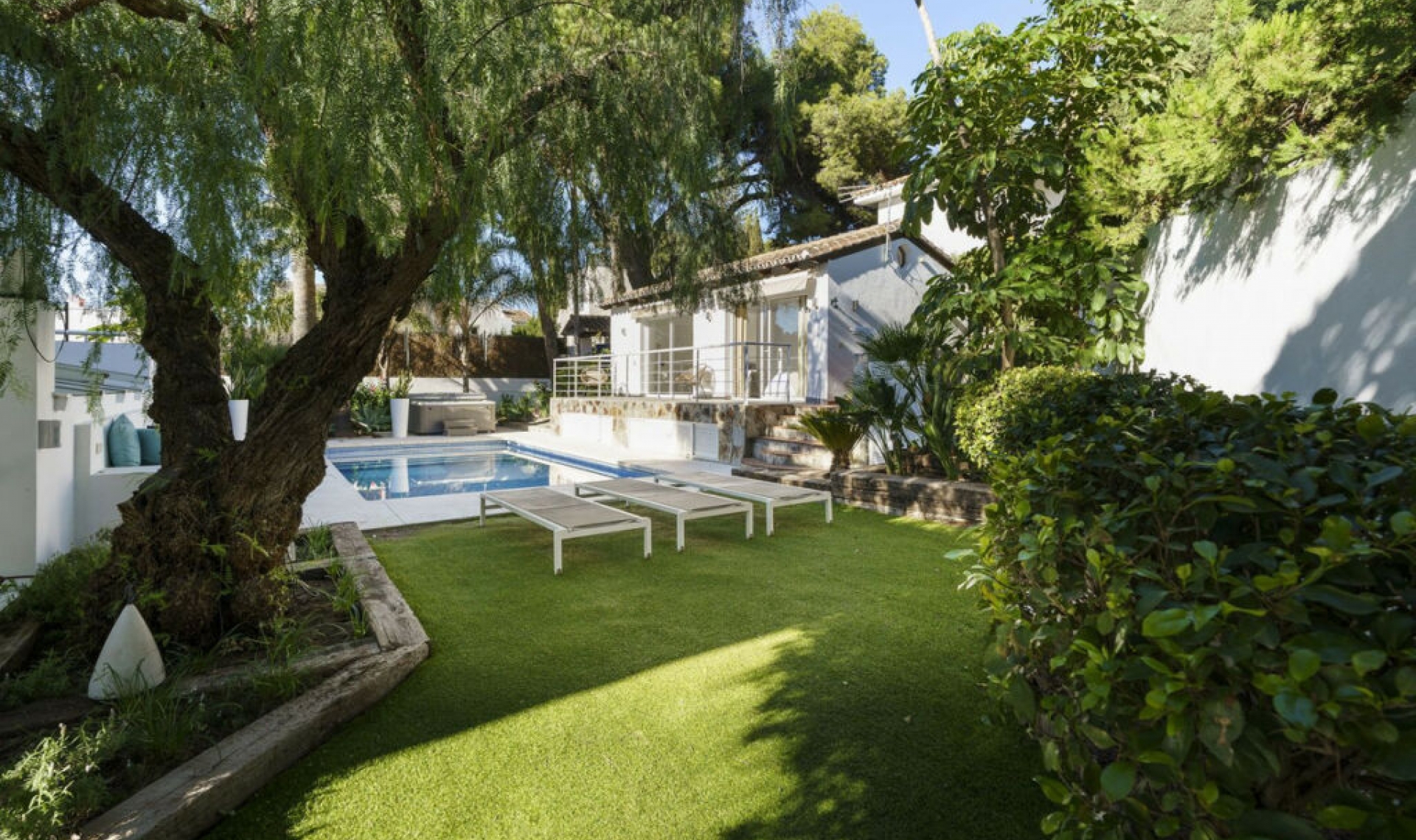 Resale - House -
Nueva Andalucía