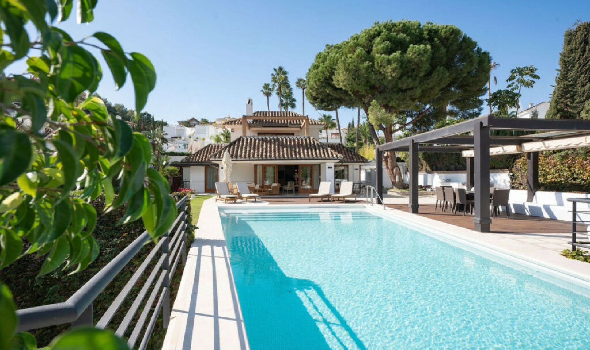 Resale - House -
Nueva Andalucía