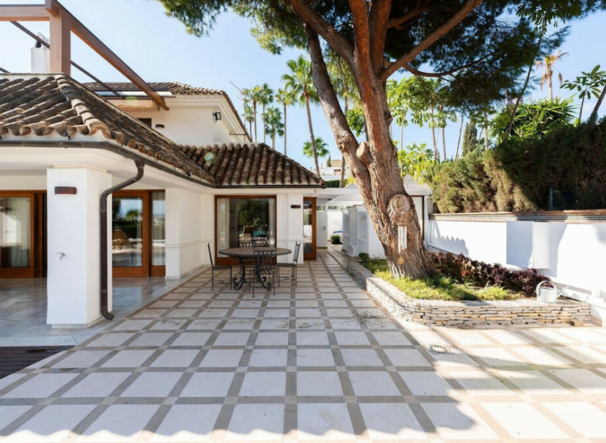 Resale - House -
Nueva Andalucía