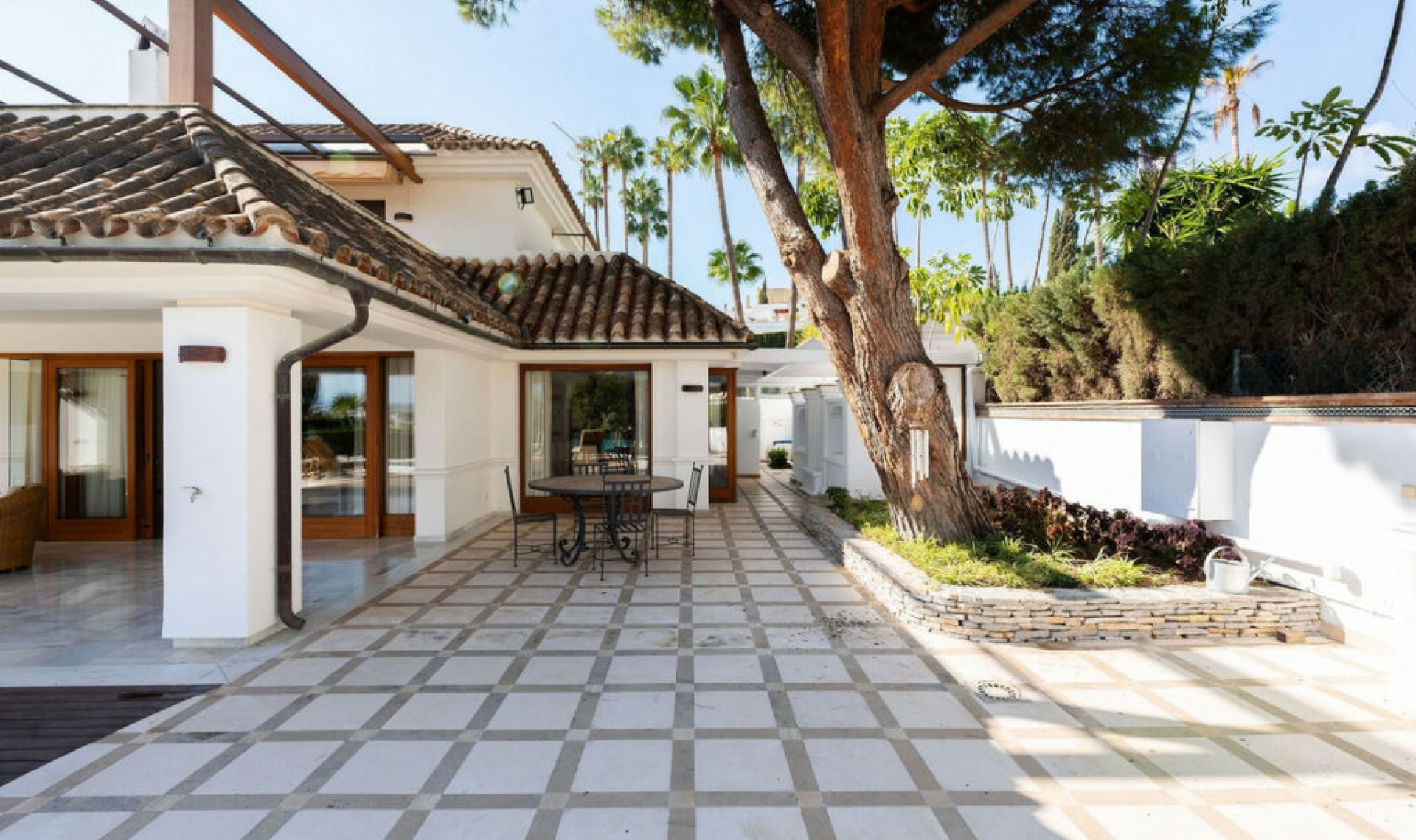 Resale - House -
Nueva Andalucía