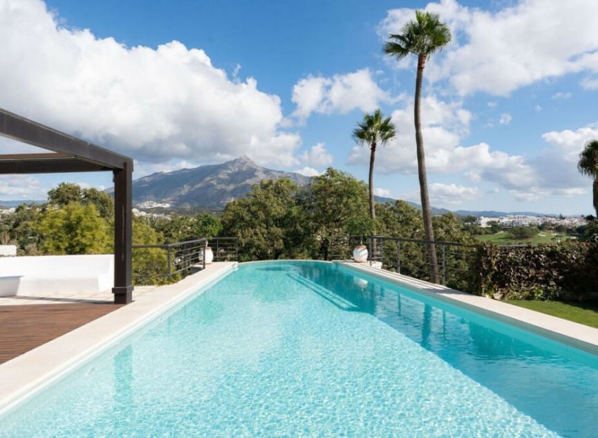 Resale - House -
Nueva Andalucía