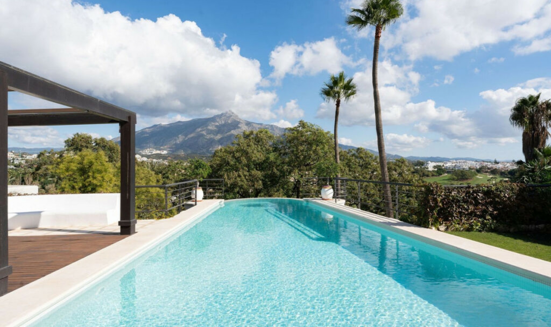 Resale - House -
Nueva Andalucía