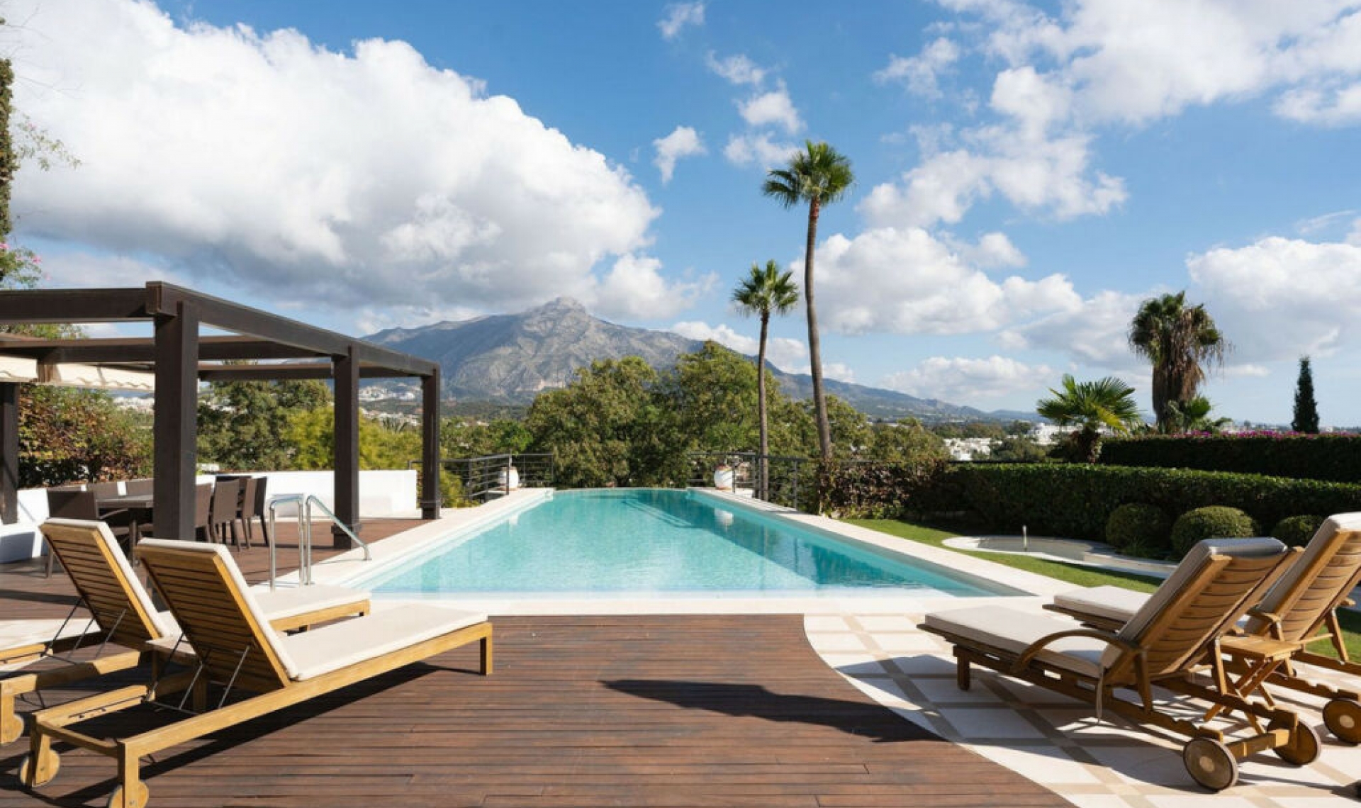 Resale - House -
Nueva Andalucía