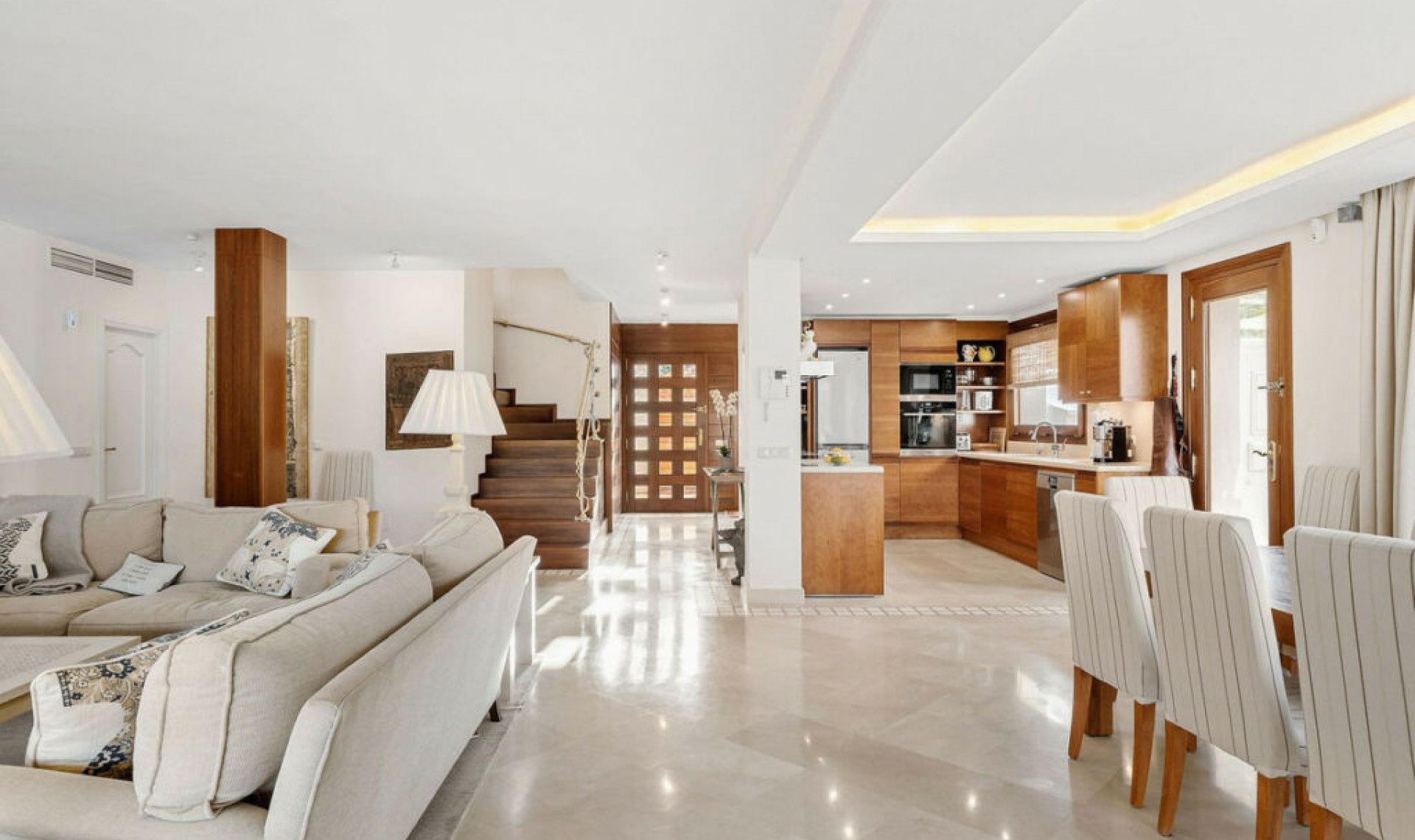 Resale - House -
Nueva Andalucía