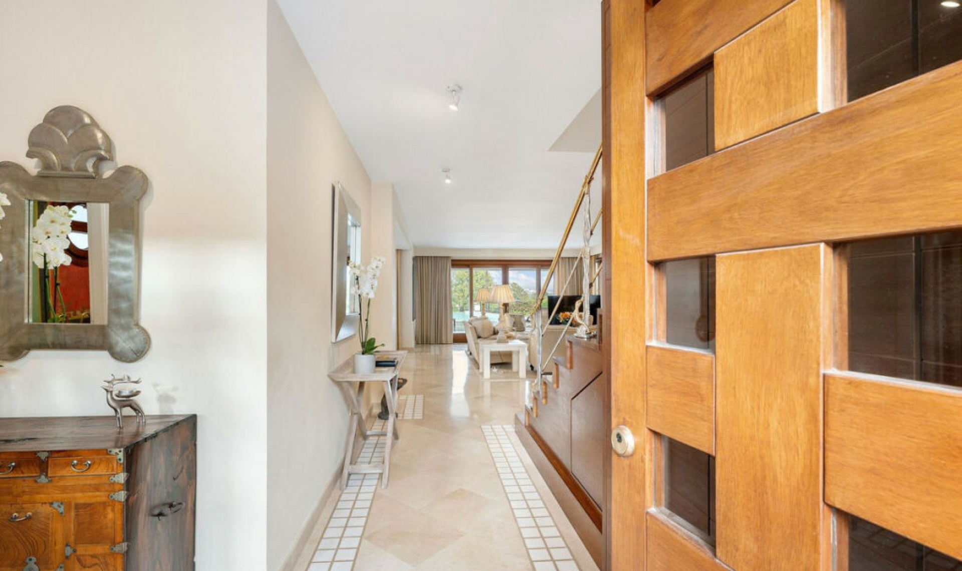 Resale - House -
Nueva Andalucía