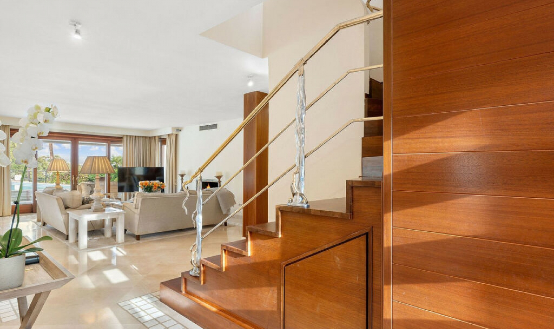 Resale - House -
Nueva Andalucía