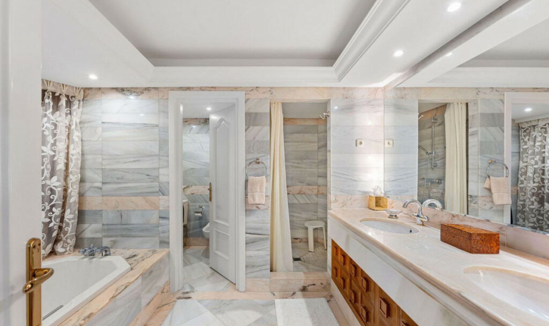 Resale - House -
Nueva Andalucía