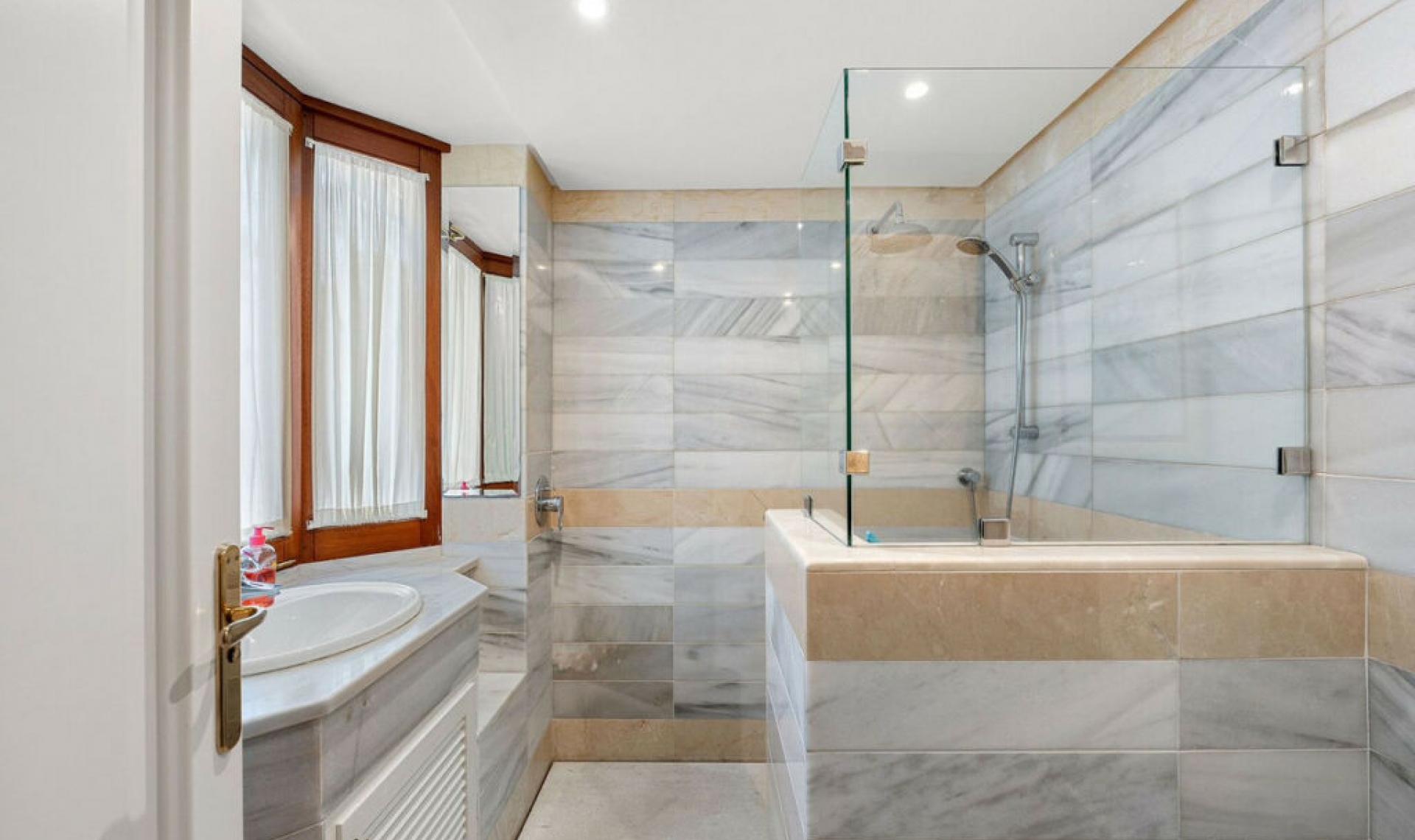 Resale - House -
Nueva Andalucía