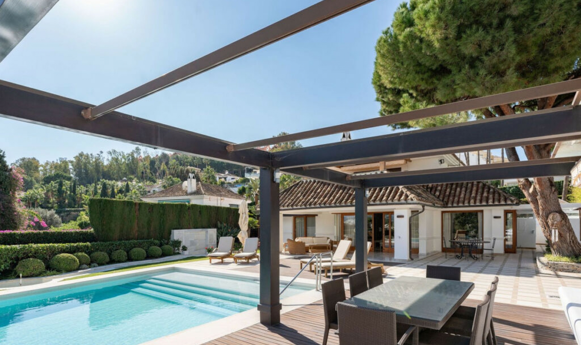 Resale - House -
Nueva Andalucía