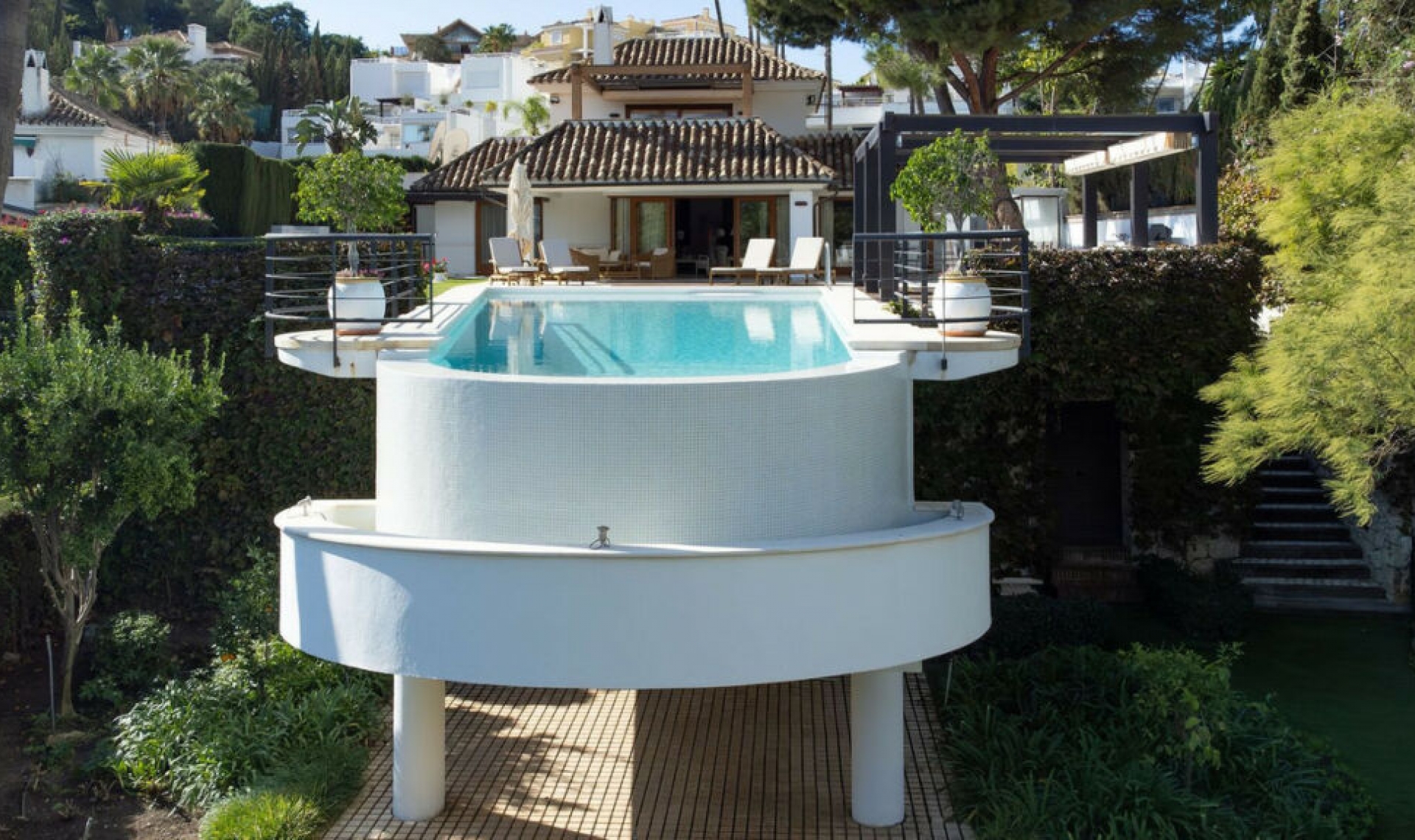 Resale - House -
Nueva Andalucía