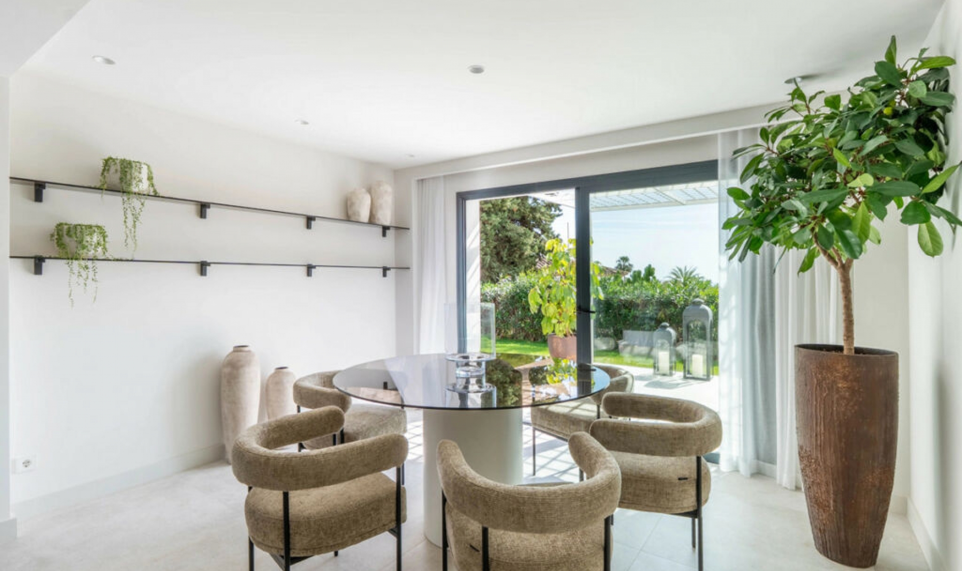 Resale - House -
Nueva Andalucía