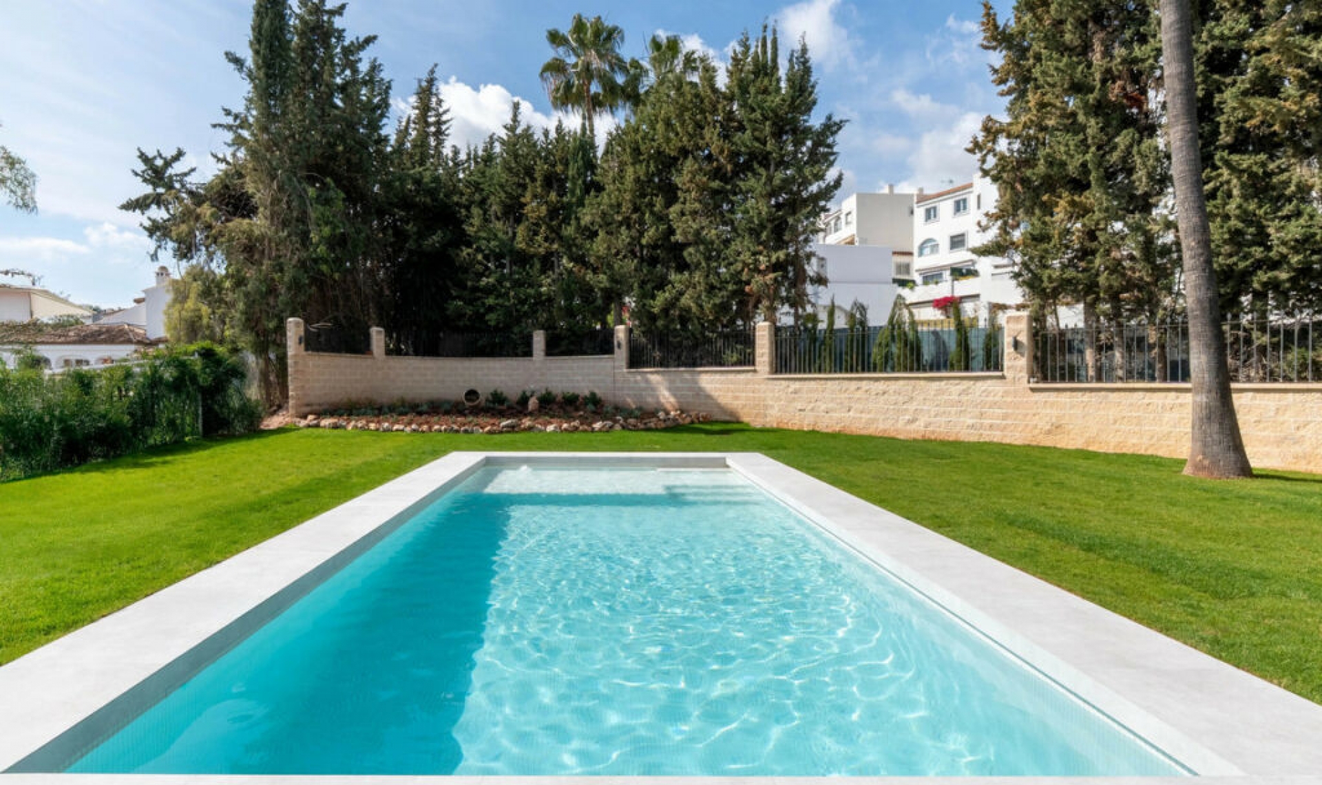 Resale - House -
Nueva Andalucía