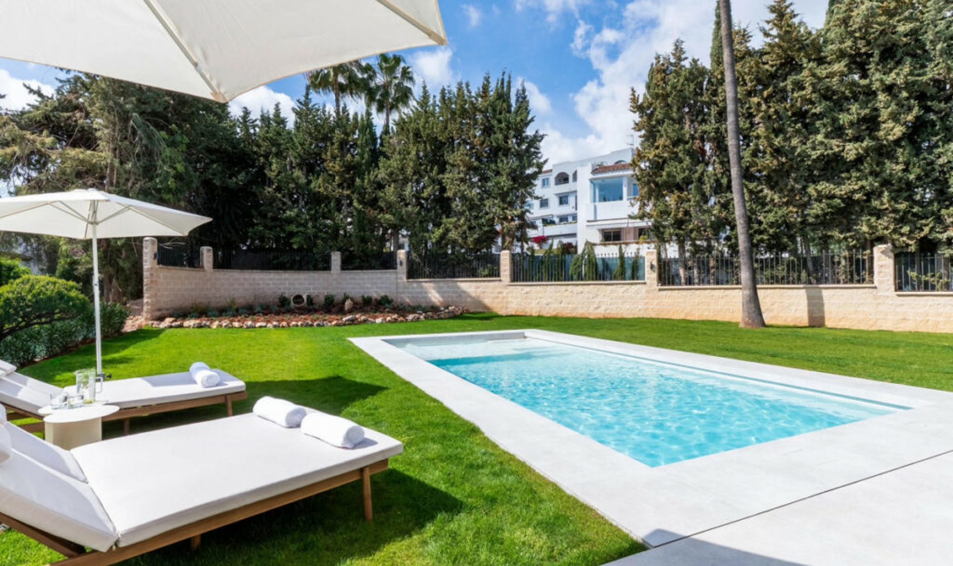 Resale - House -
Nueva Andalucía