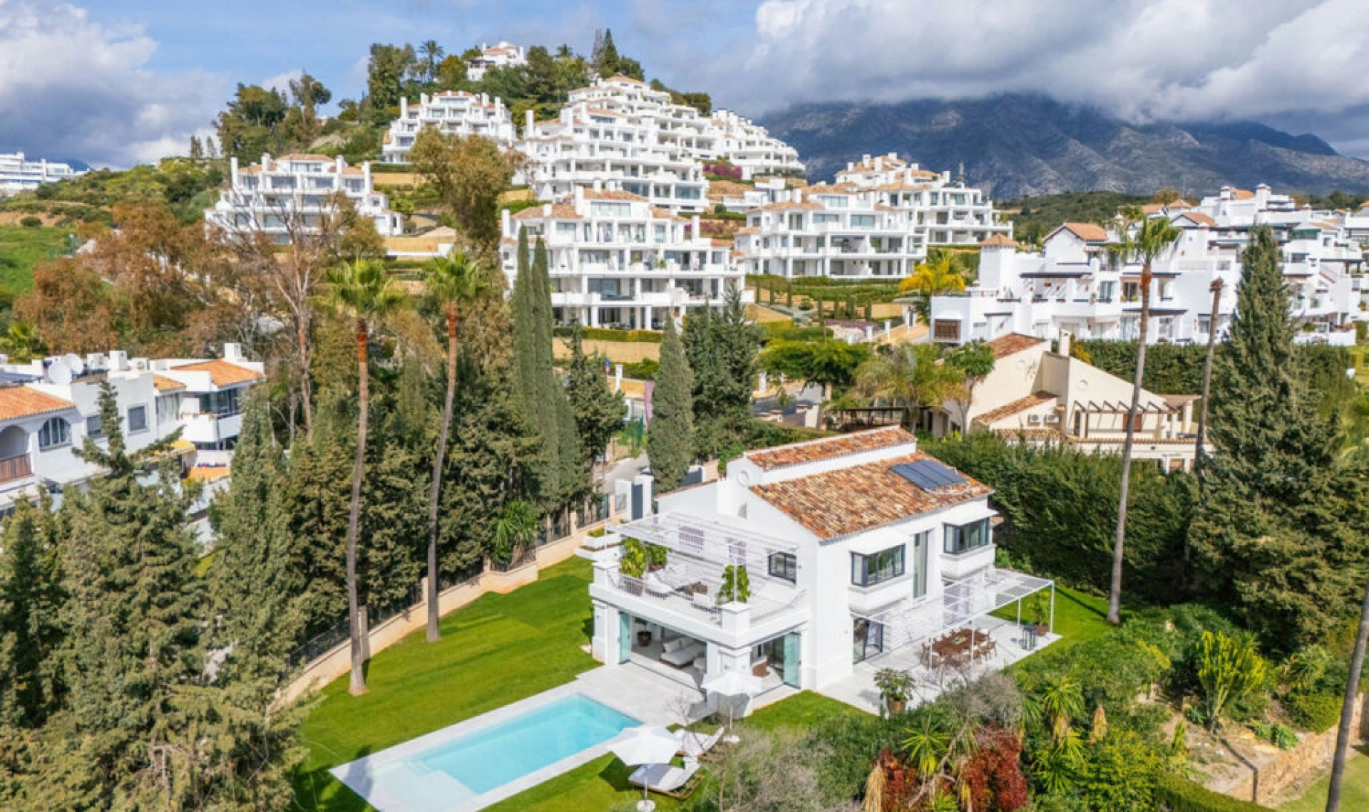 Resale - House -
Nueva Andalucía