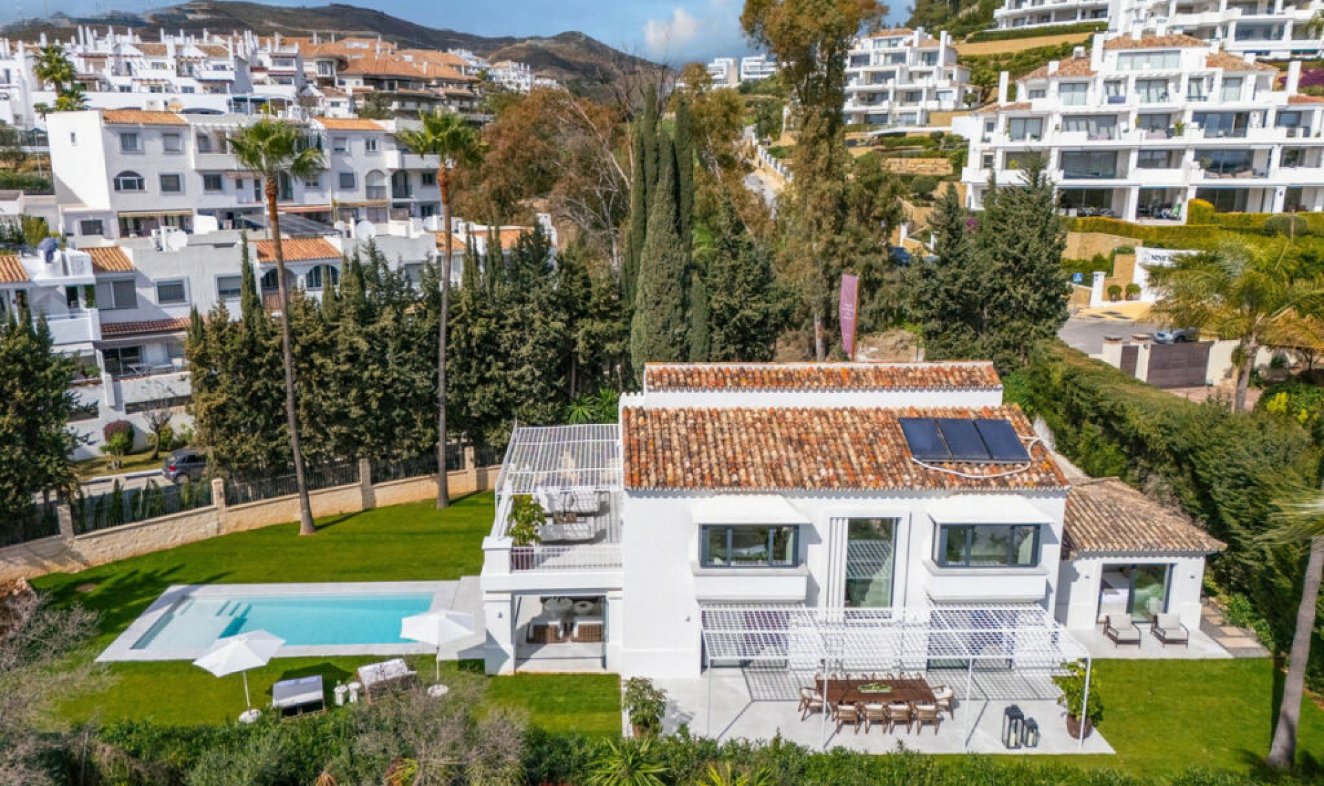 Resale - House -
Nueva Andalucía