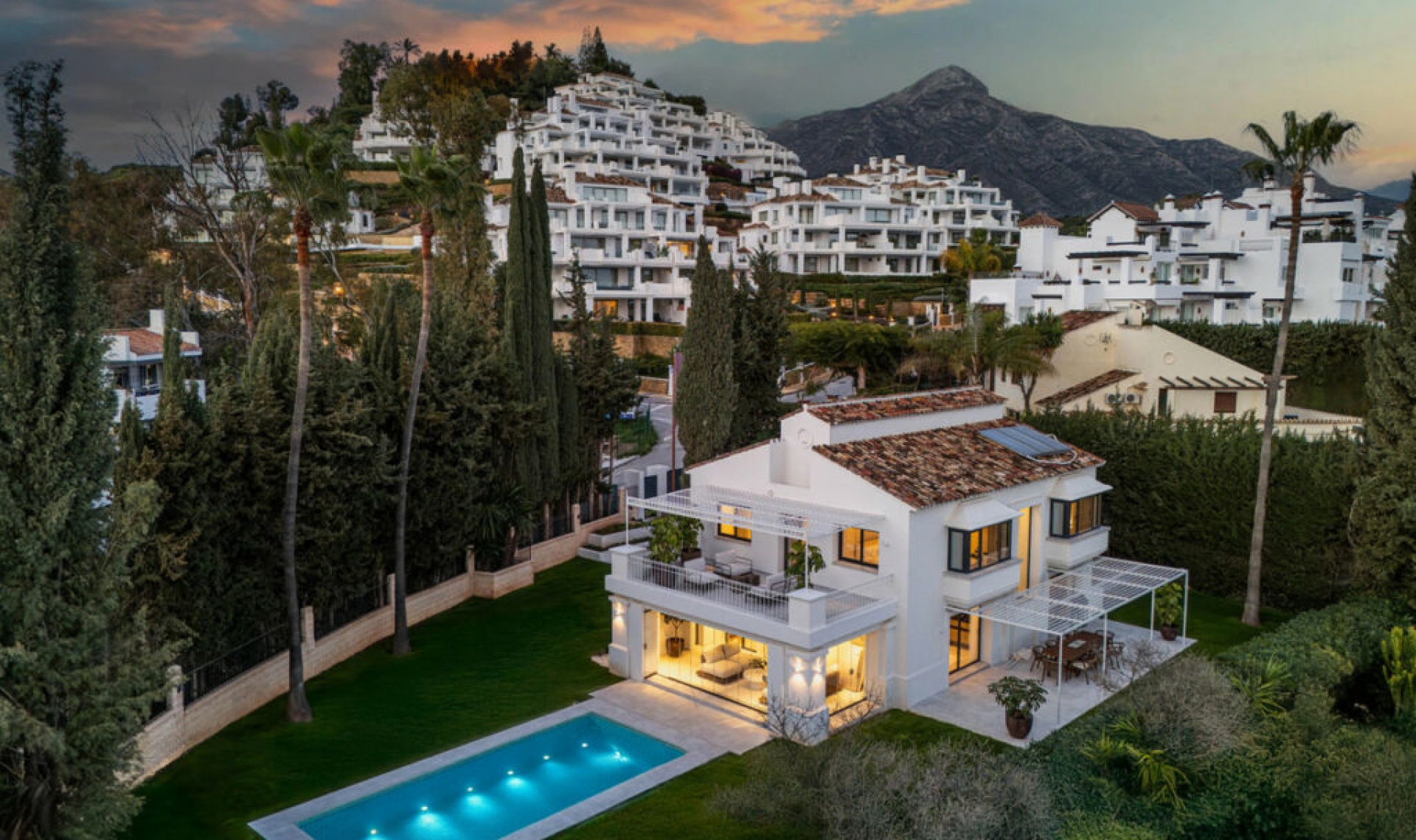 Resale - House -
Nueva Andalucía