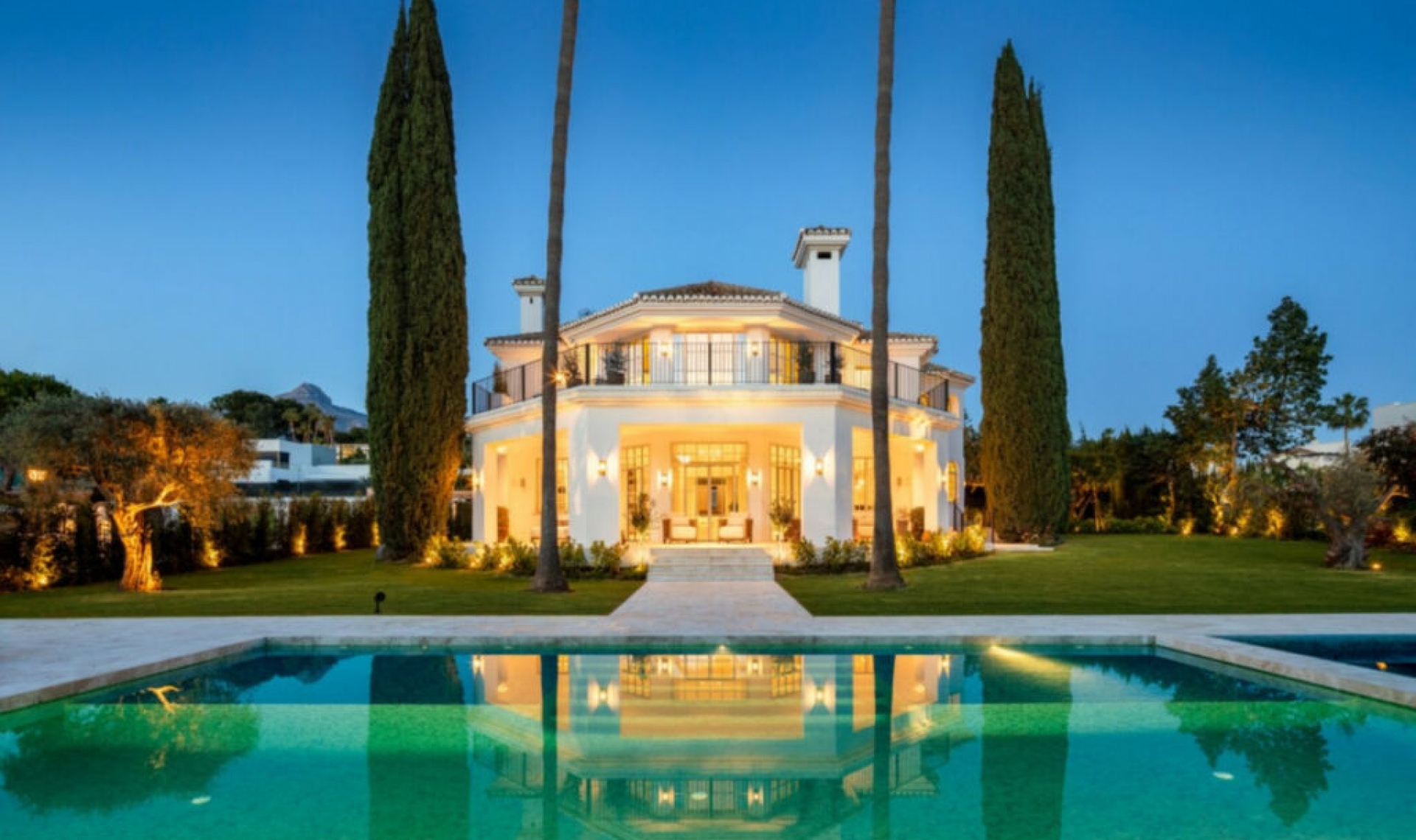 Resale - House -
Nueva Andalucía