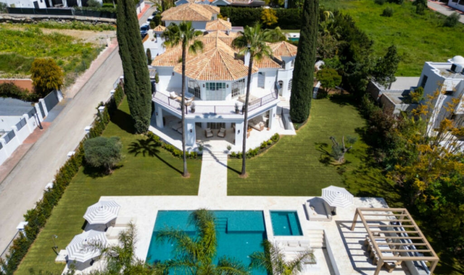 Resale - House -
Nueva Andalucía