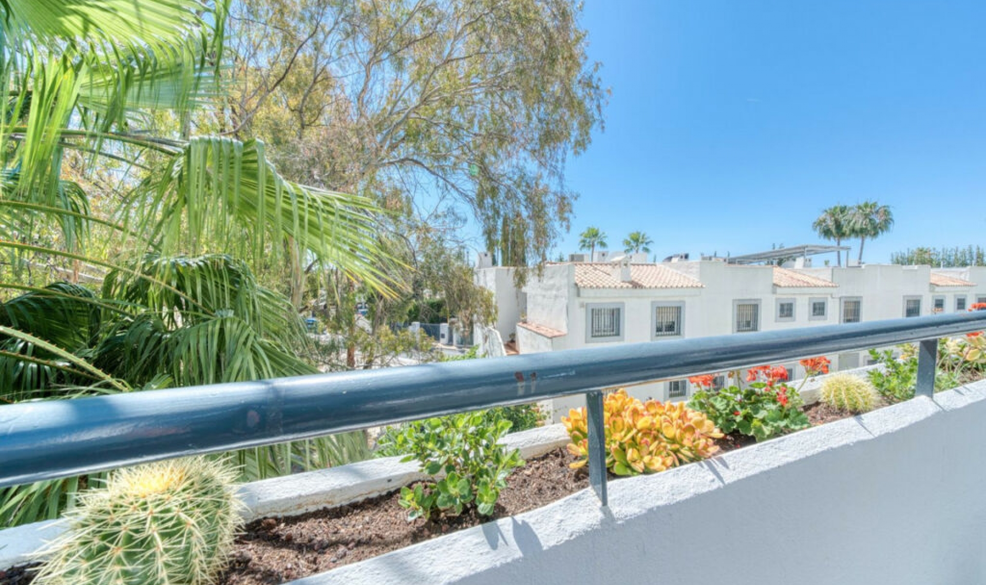 Resale - House -
Nueva Andalucía
