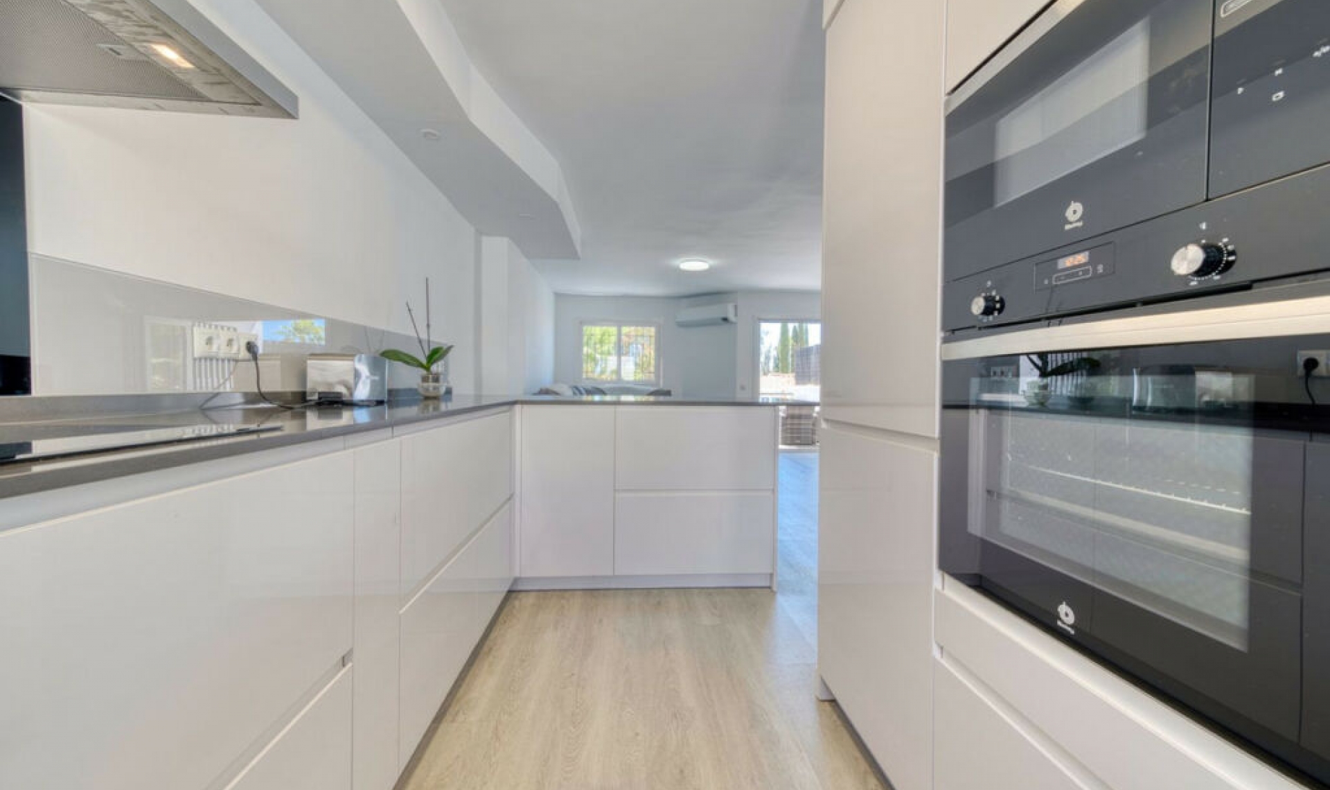Resale - House -
Nueva Andalucía