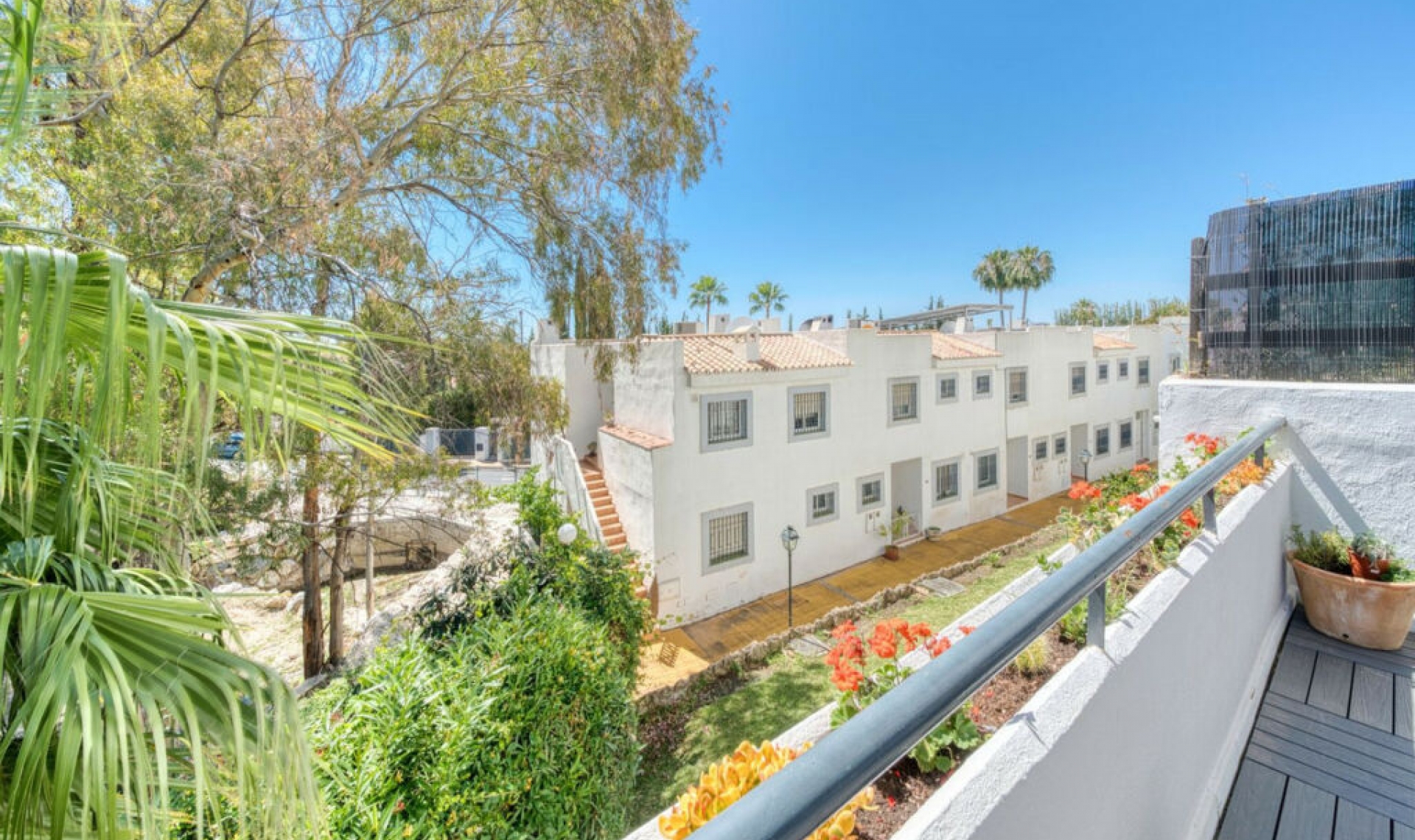 Resale - House -
Nueva Andalucía