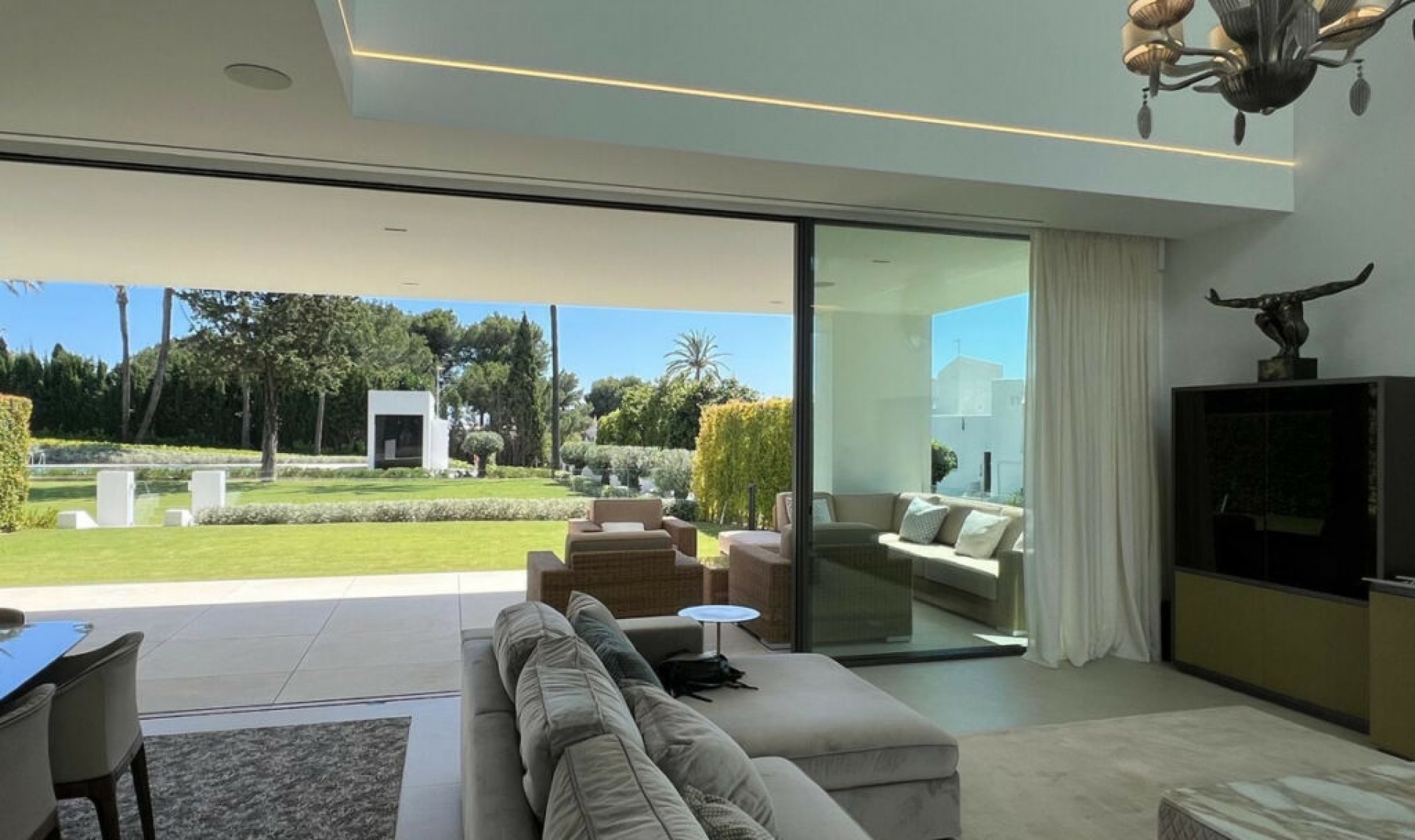 Resale - House -
Nueva Andalucía