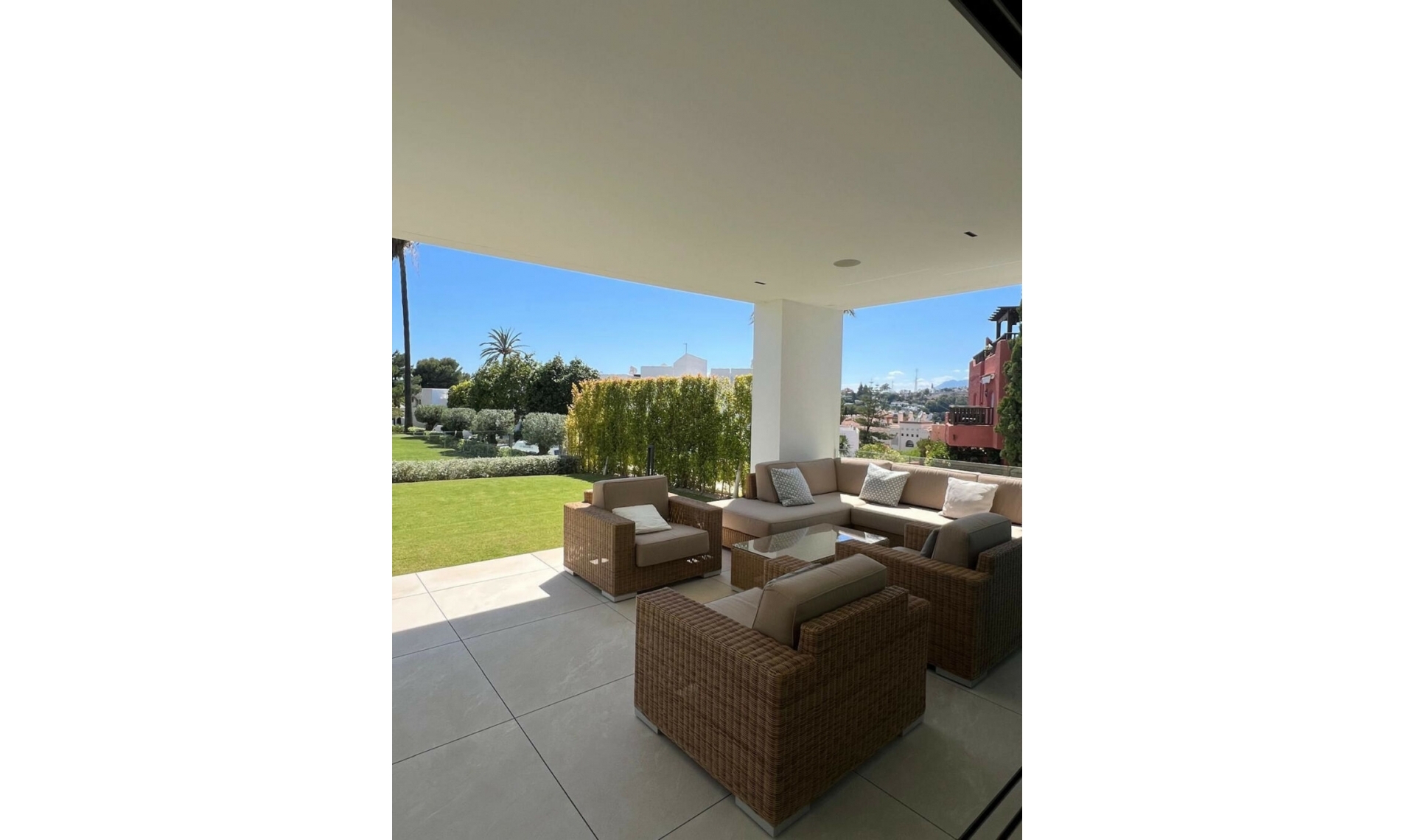 Resale - House -
Nueva Andalucía