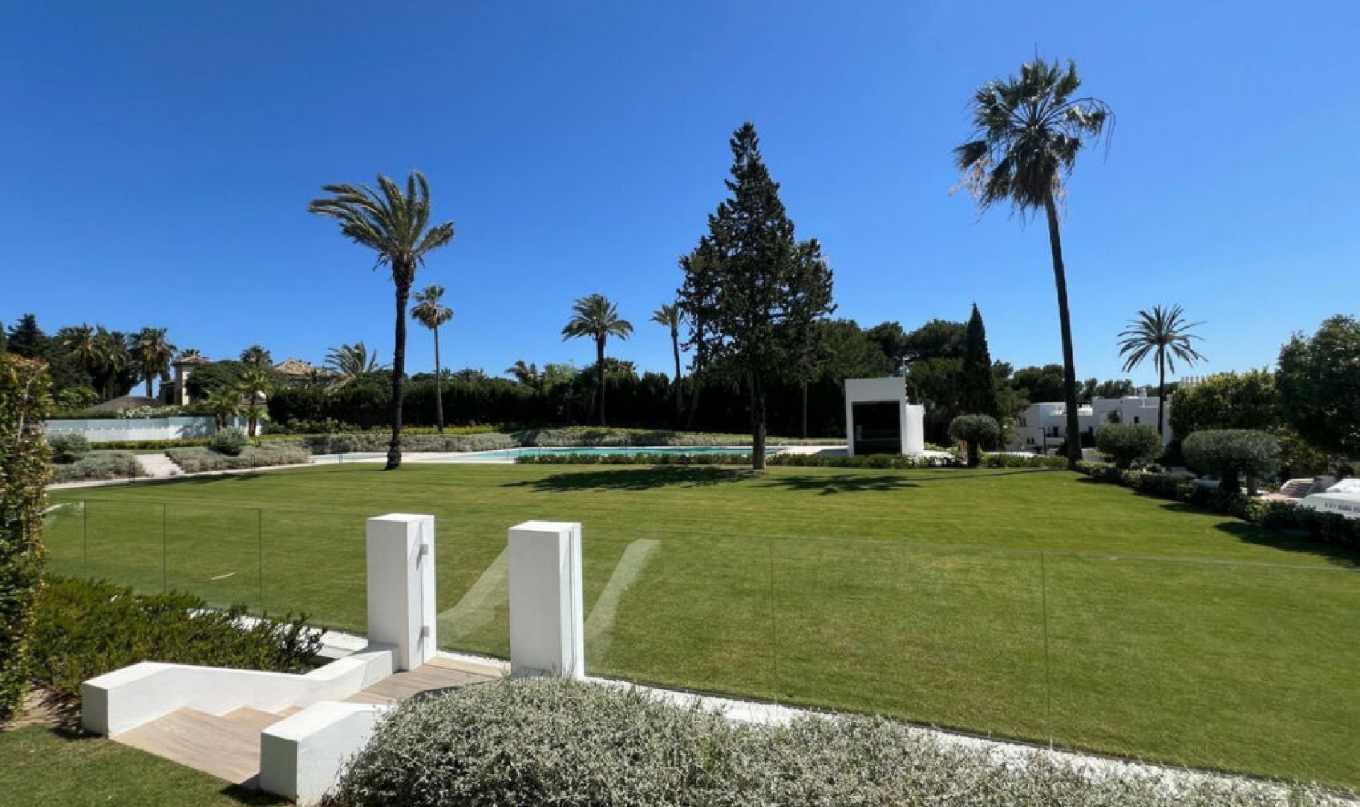 Resale - House -
Nueva Andalucía
