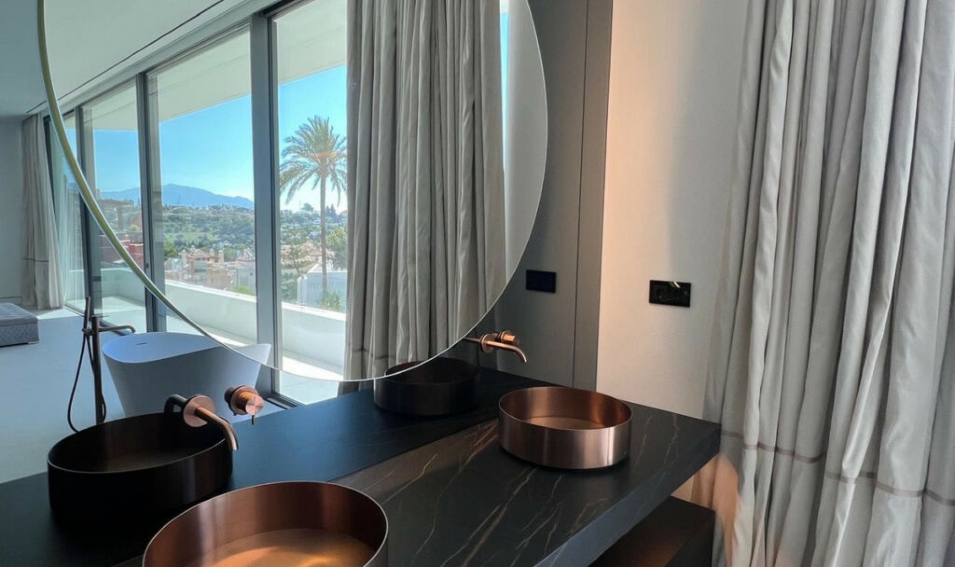 Resale - House -
Nueva Andalucía