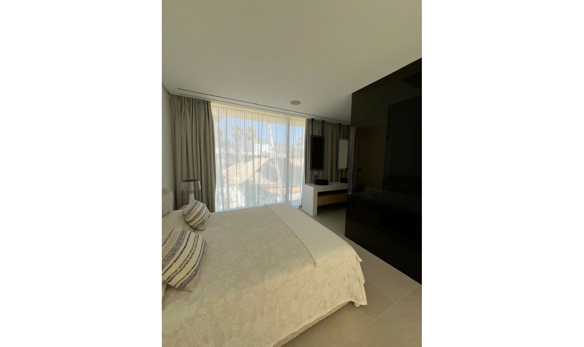 Resale - House -
Nueva Andalucía