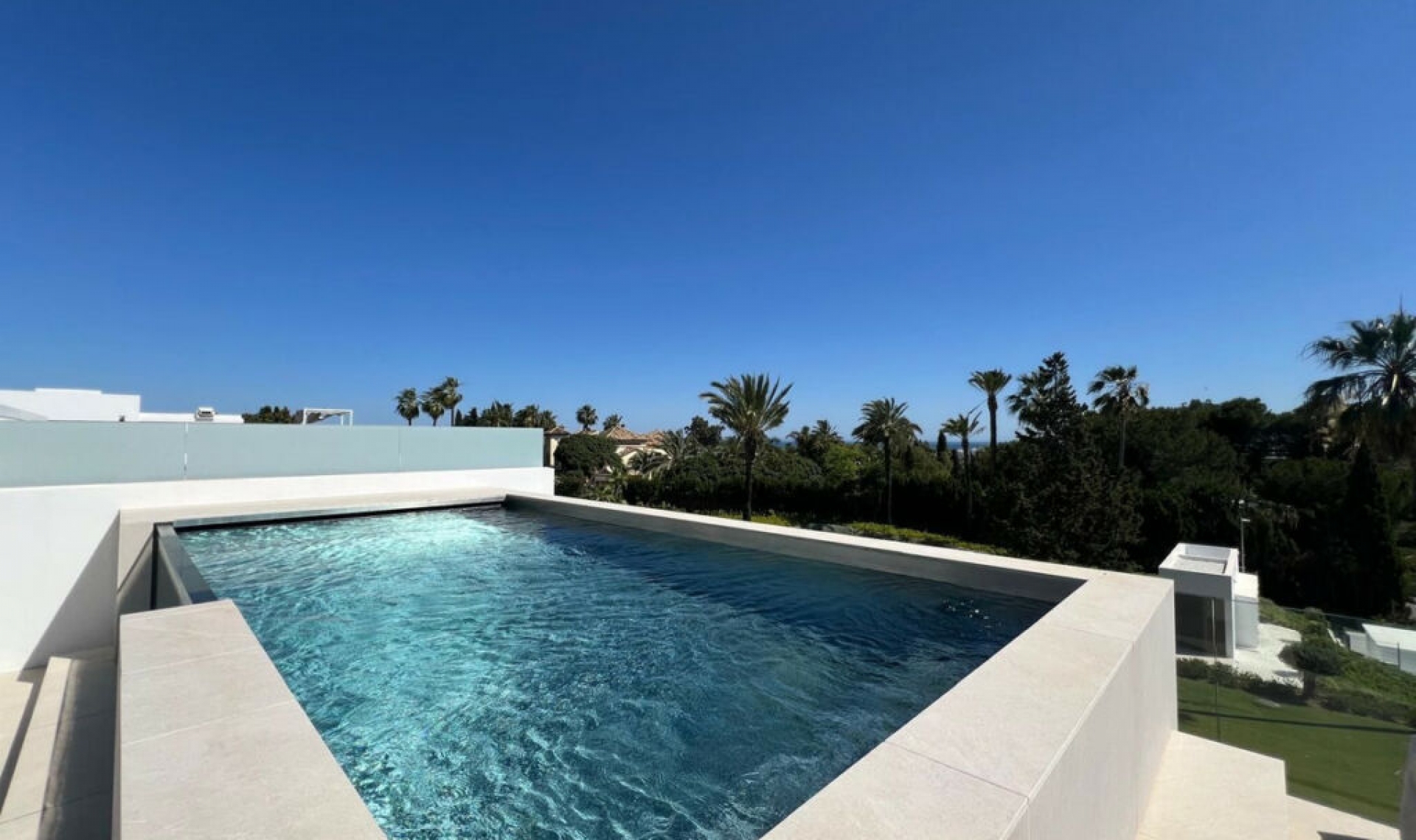 Resale - House -
Nueva Andalucía