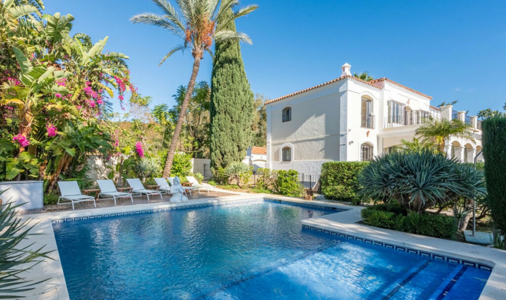 Resale - House -
Nueva Andalucía