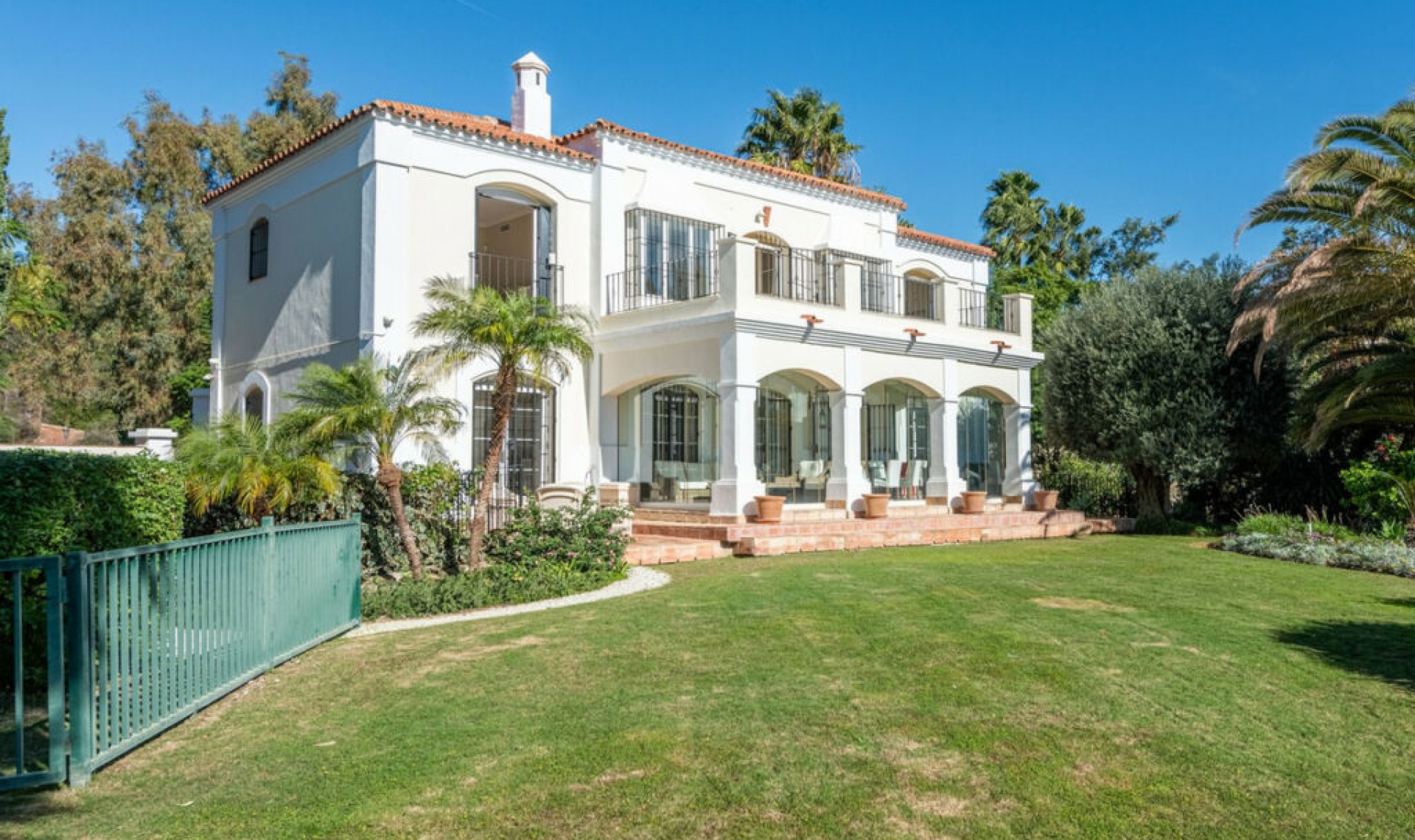 Resale - House -
Nueva Andalucía