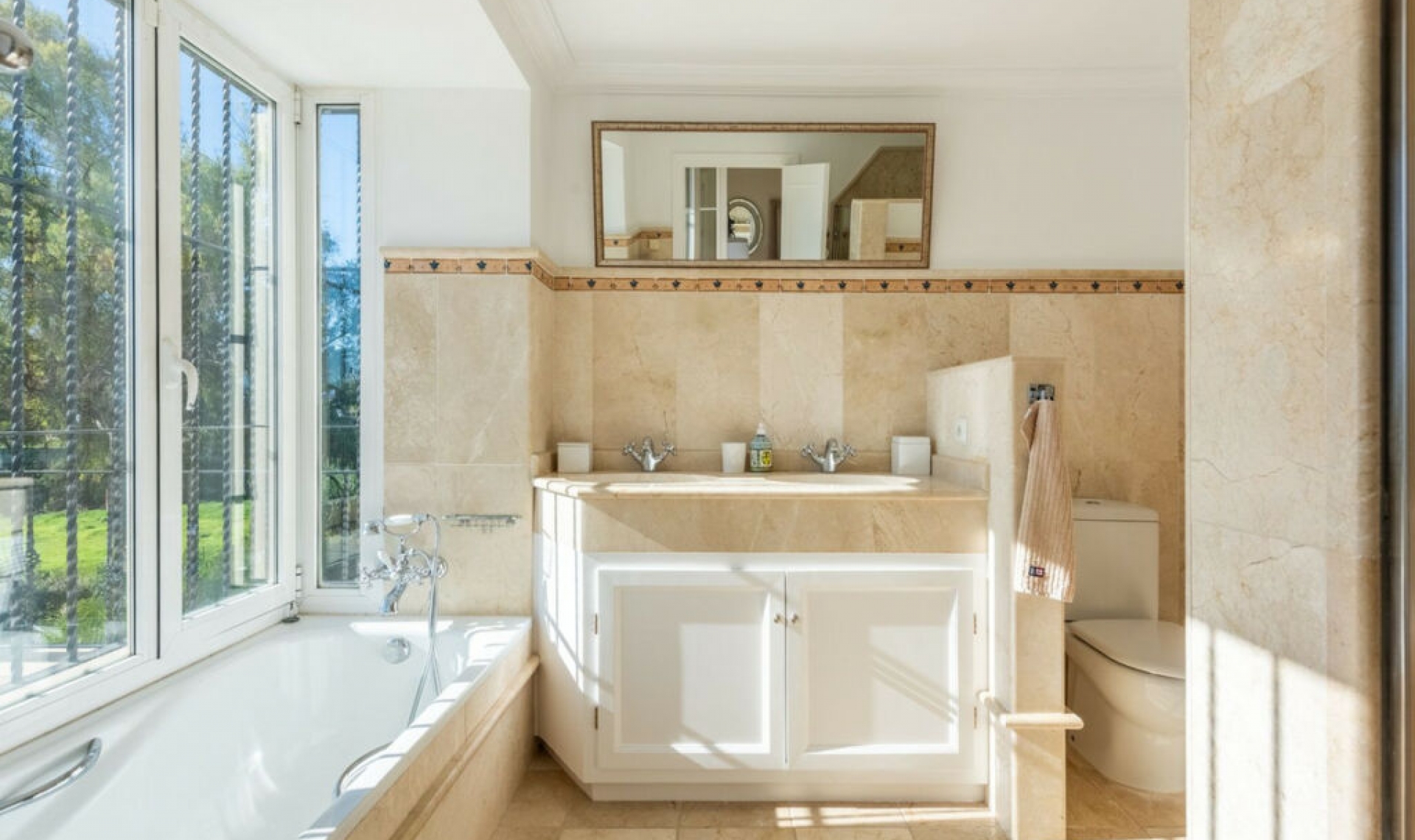 Resale - House -
Nueva Andalucía