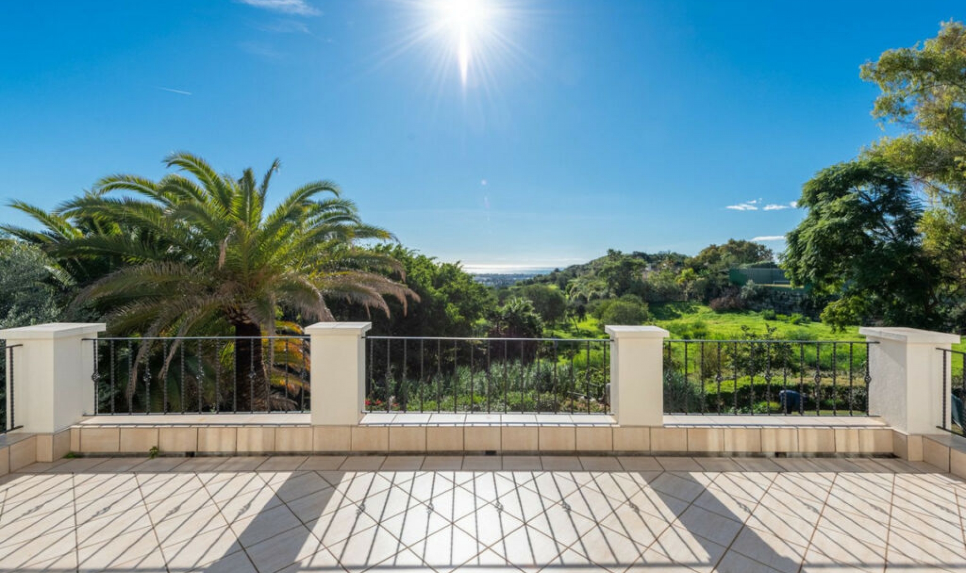 Resale - House -
Nueva Andalucía