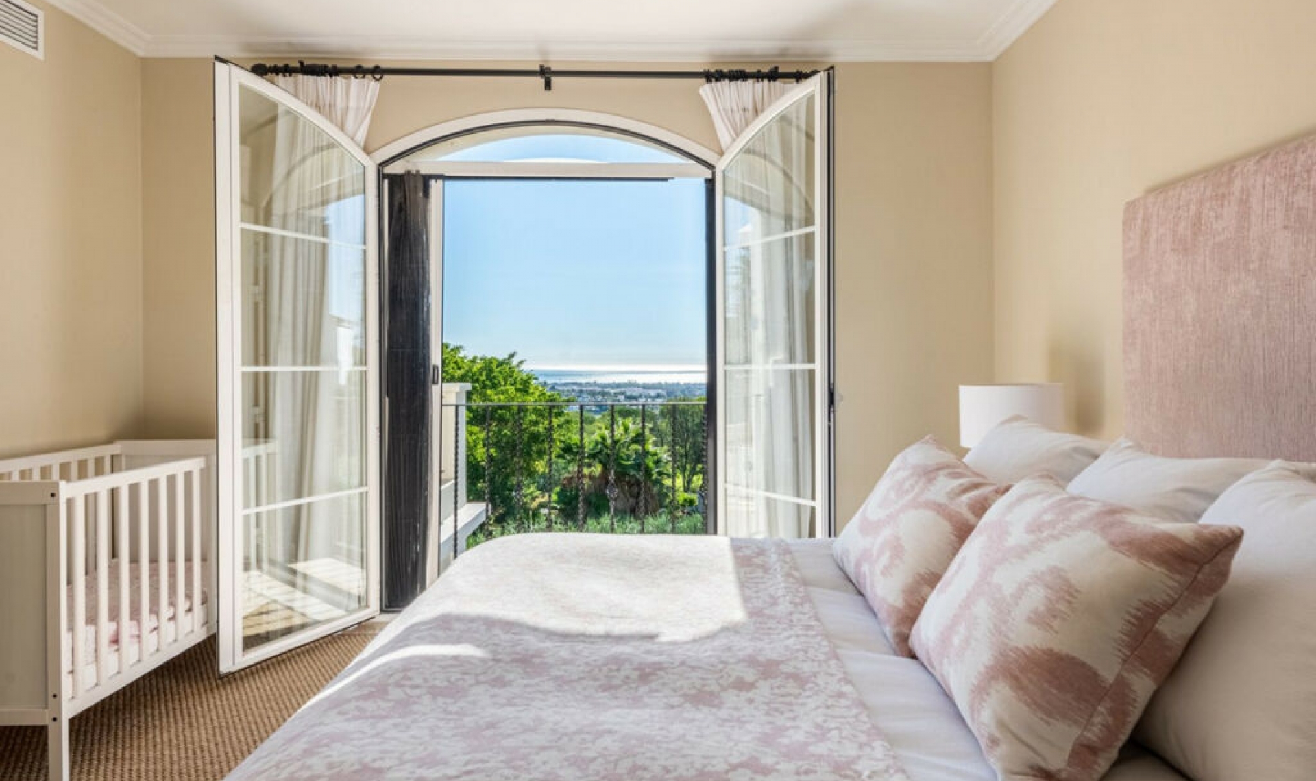 Resale - House -
Nueva Andalucía
