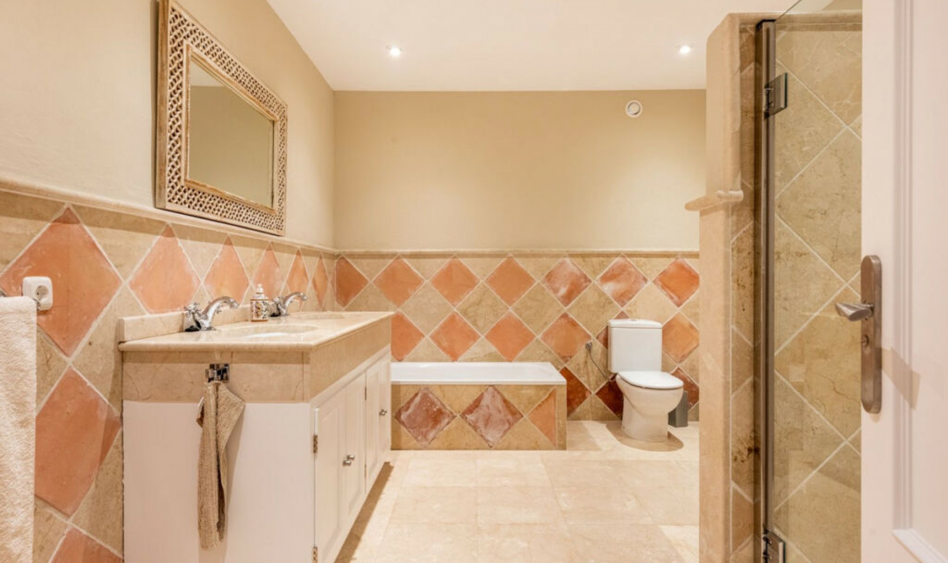 Resale - House -
Nueva Andalucía