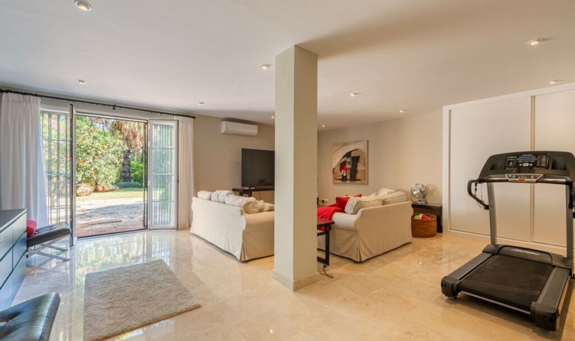 Resale - House -
Nueva Andalucía