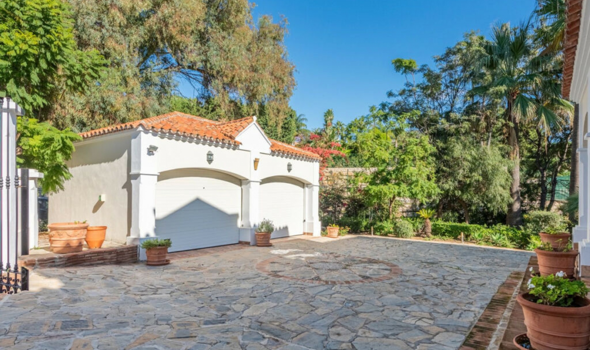 Resale - House -
Nueva Andalucía