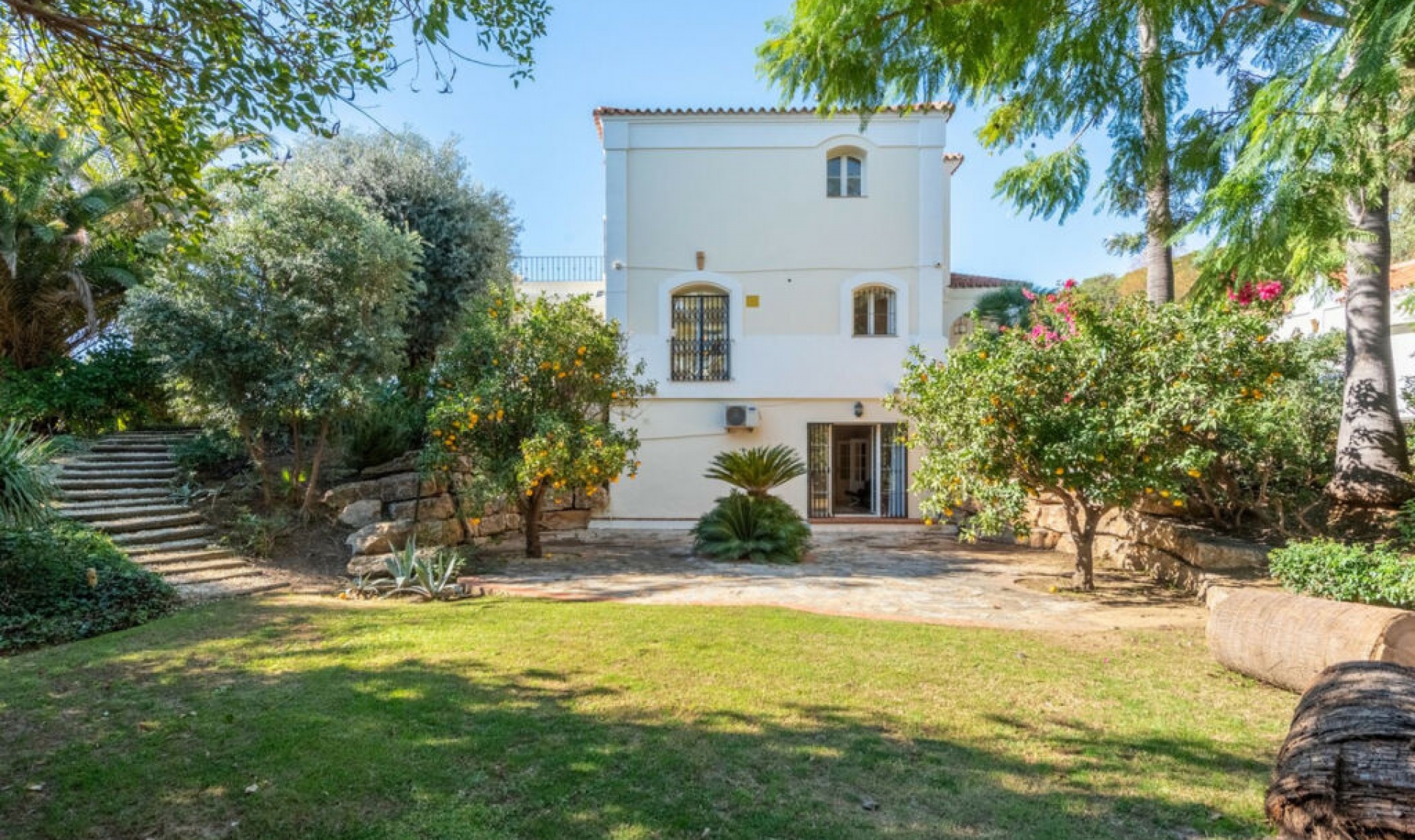 Resale - House -
Nueva Andalucía