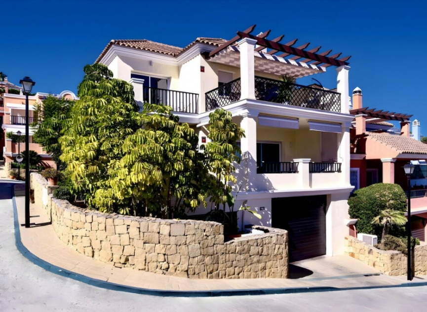 Resale - House -
Nueva Andalucía