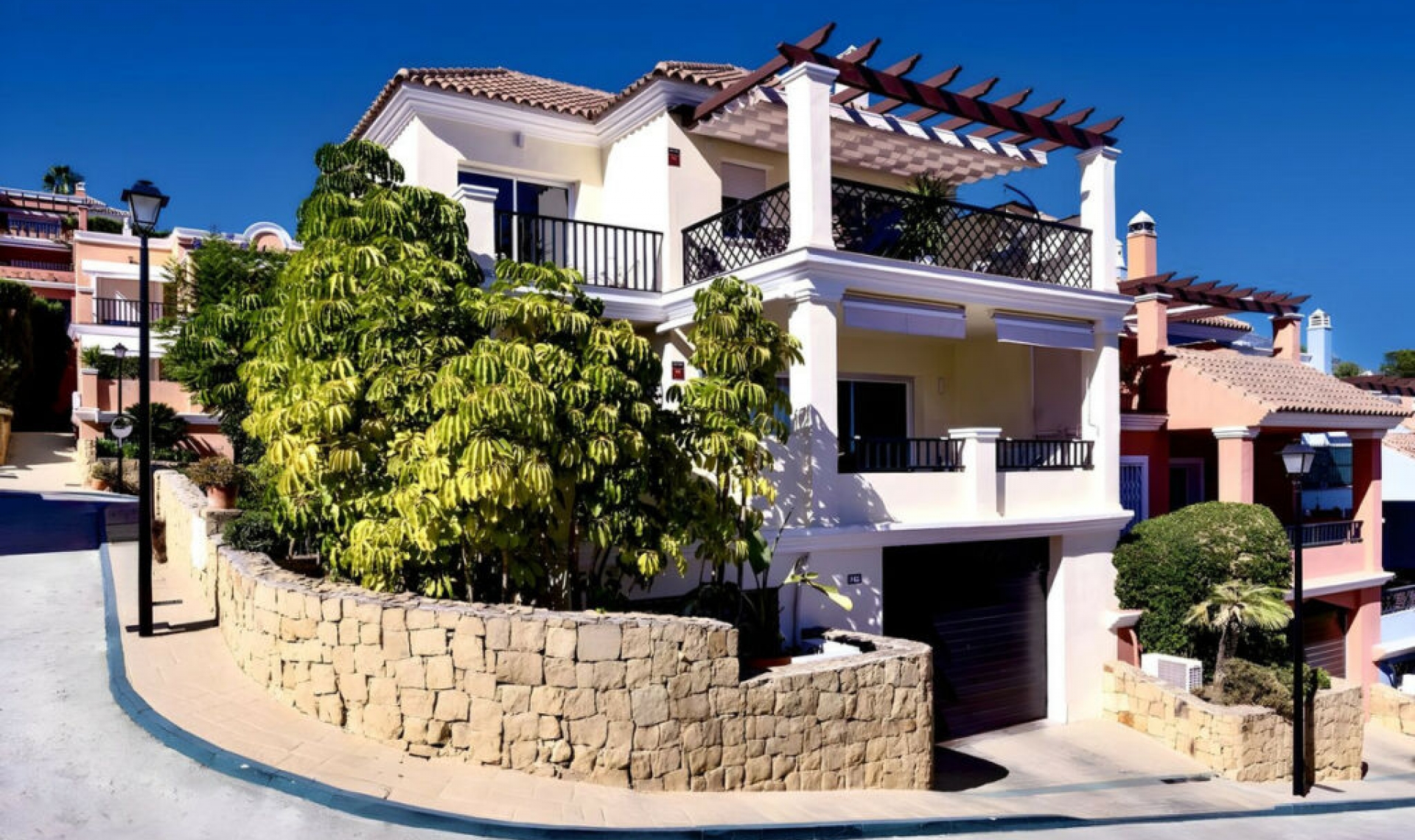 Resale - House -
Nueva Andalucía