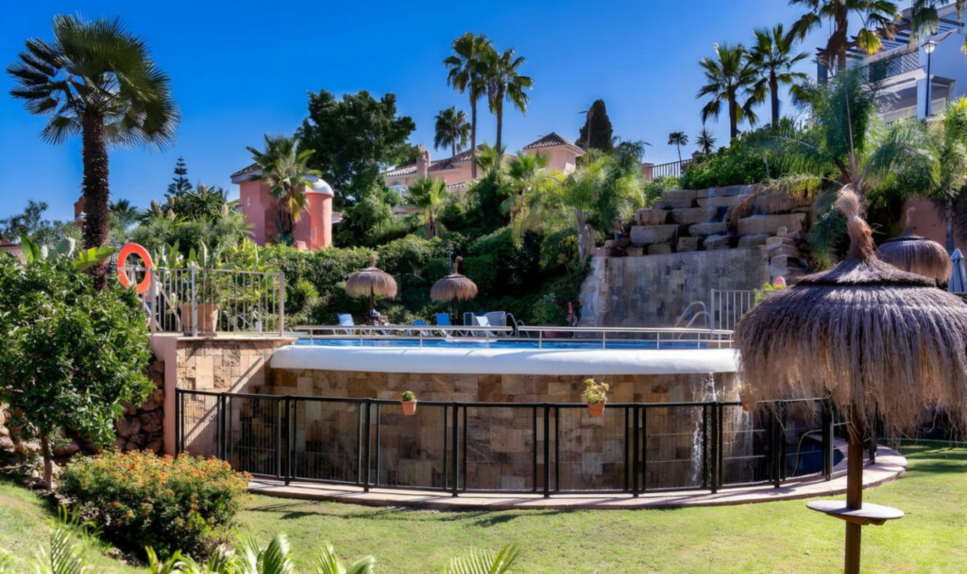 Resale - House -
Nueva Andalucía