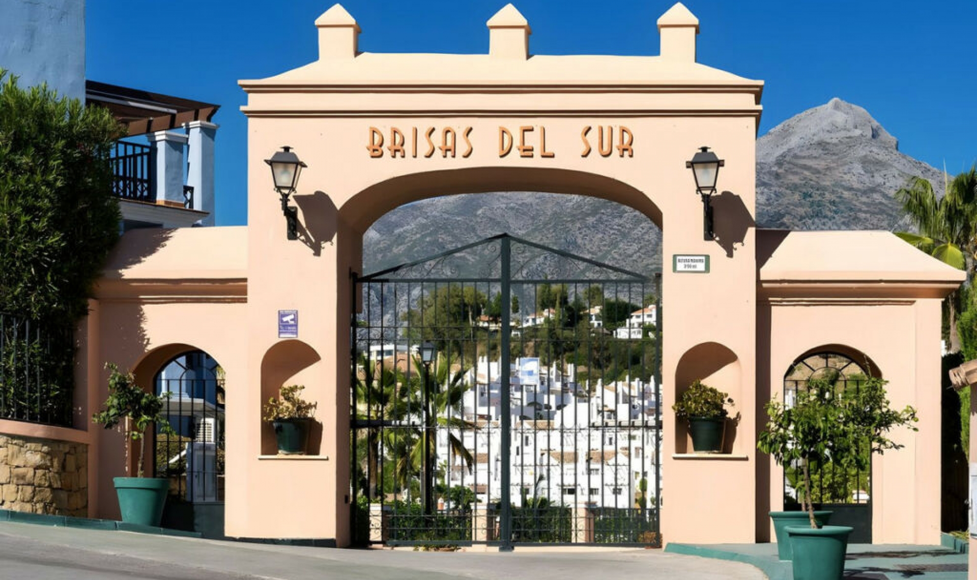 Resale - House -
Nueva Andalucía