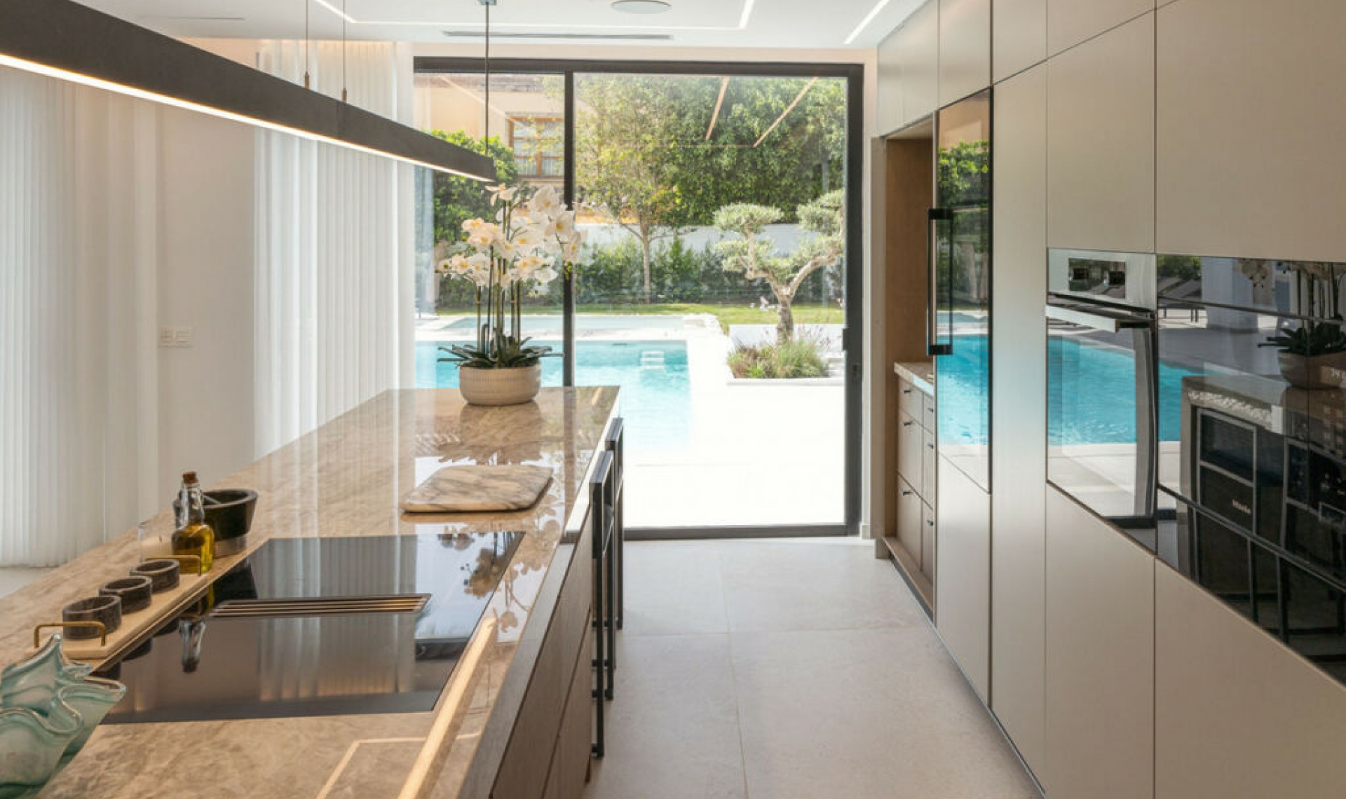 Resale - House -
Nueva Andalucía