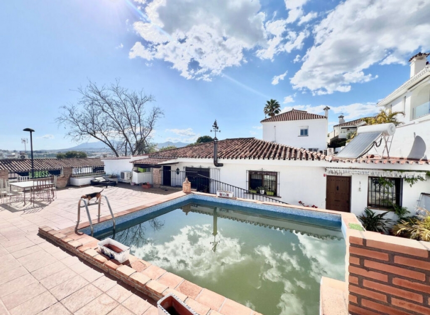 Resale - House -
Nueva Andalucía