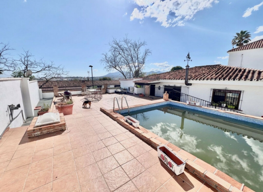 Resale - House -
Nueva Andalucía