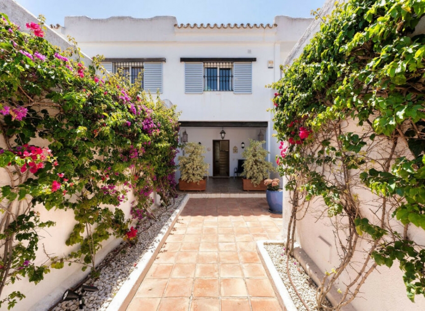 Resale - House -
Nueva Andalucía