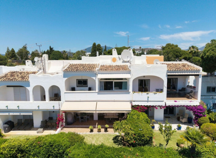 Resale - House -
Nueva Andalucía